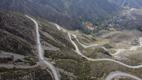 Los-Vehículos-Suben-Por-Un-Camino-De-Tierra-Hasta-El-Paso-De-Montaña-En-Villavicencio,-Argentina.