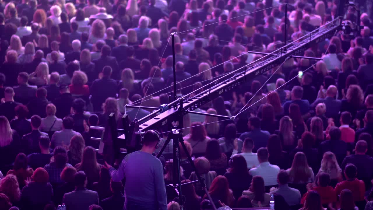 비즈니스 회의에서 크레인에 tv 카메라