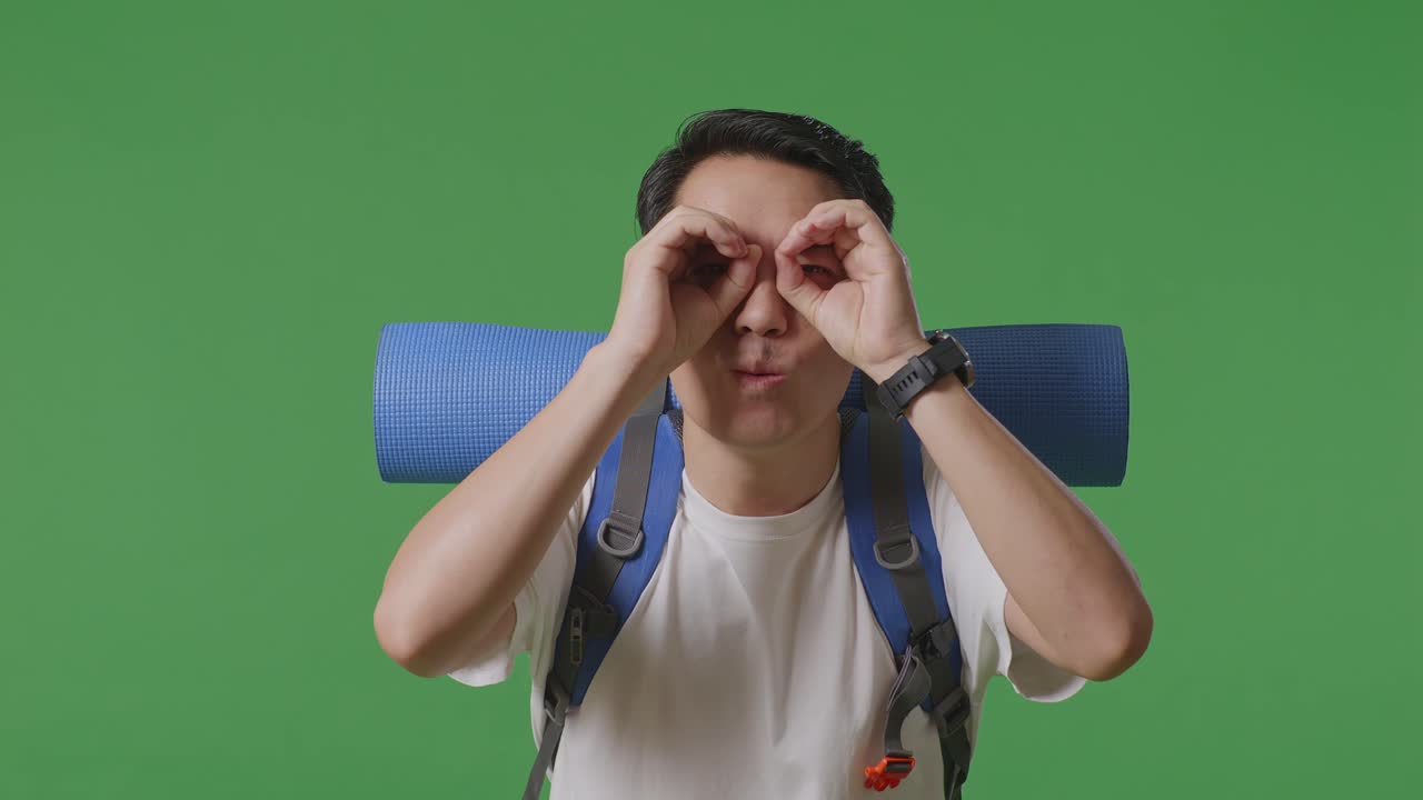 배 을 들고 있는 남자 가 손 을 통해 보고 있다