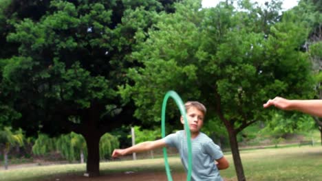 niños jugando con hula hoop