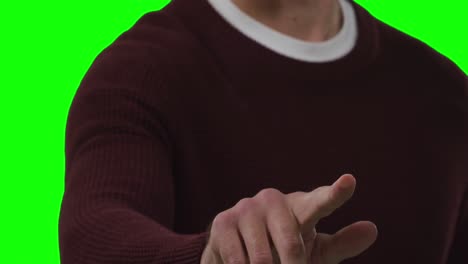 hombre caucásico señalando sobre un fondo verde