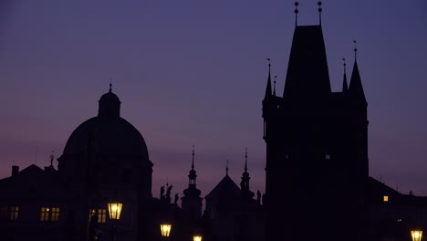 clásica luz del amanecer matutino en el puente de carlos en praga república checa 2