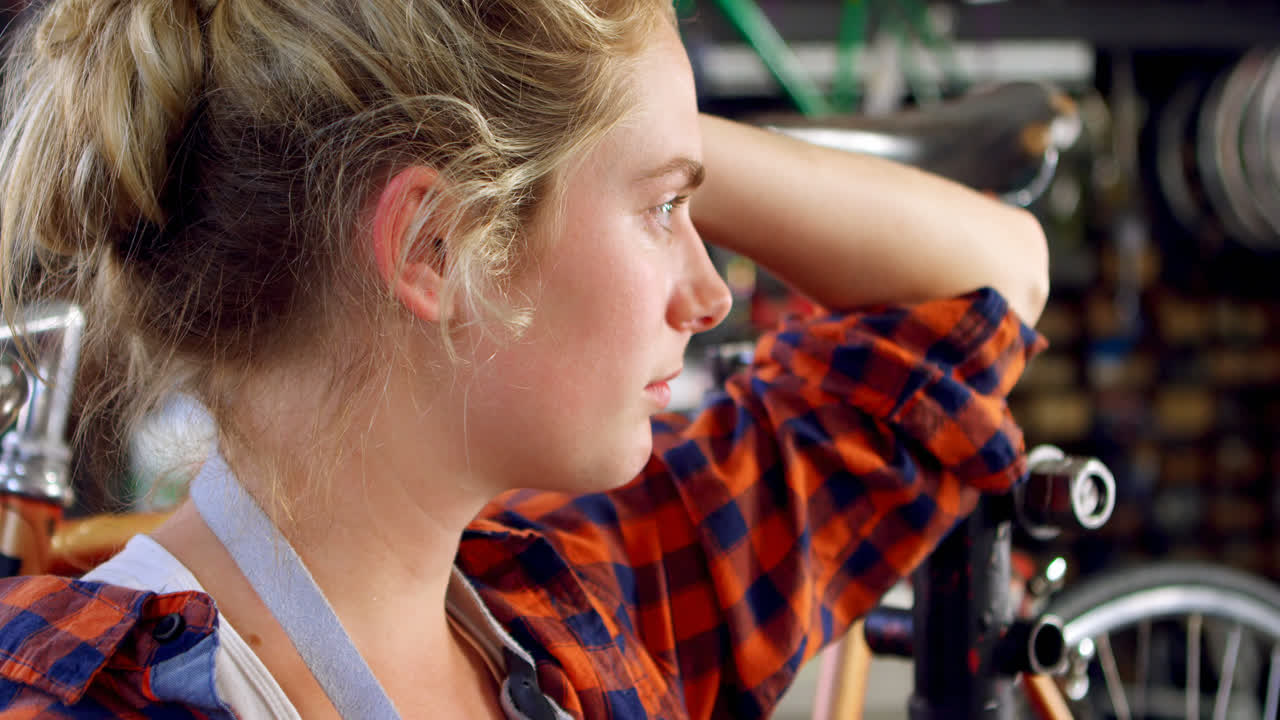 Donna in piedi in officina 4k