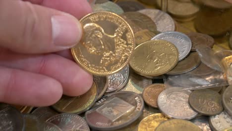 pila de monedas conmemorativas
