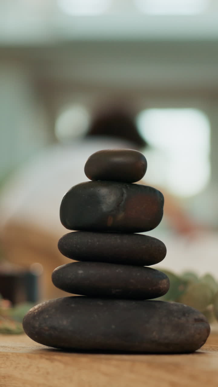 Primo piano di pietre Zen impilate per meditazione e benessere