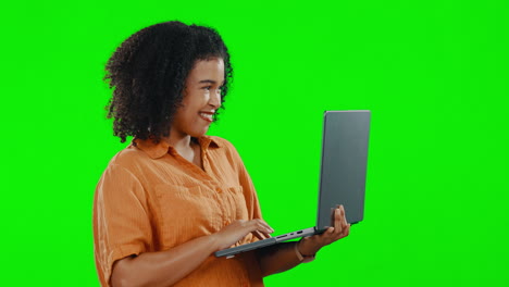 sonrisa de mujer, escribiendo en la computadora portátil