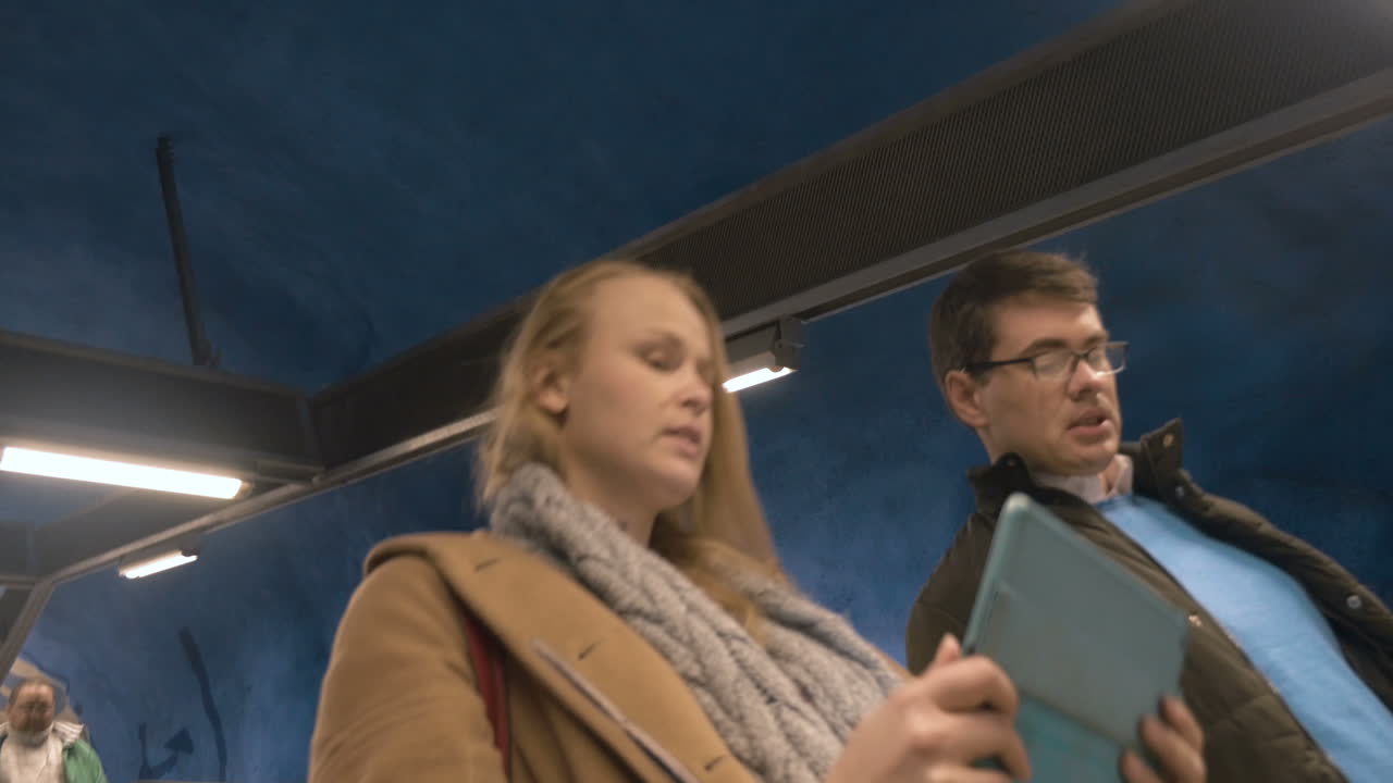 la familia camina por el paso subterráneo con el cojín