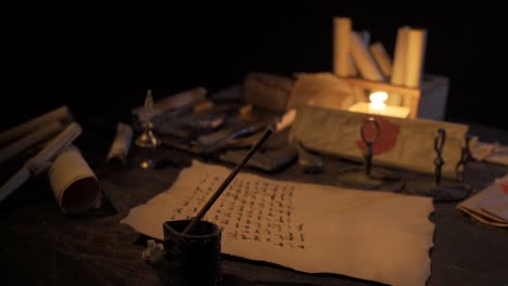 escribiendo a la luz de las velas en el lugar histórico auténtico.