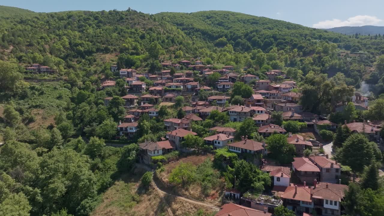 Vista Aerea di un Pittoresco Villaggio Immerso tra le Montagne