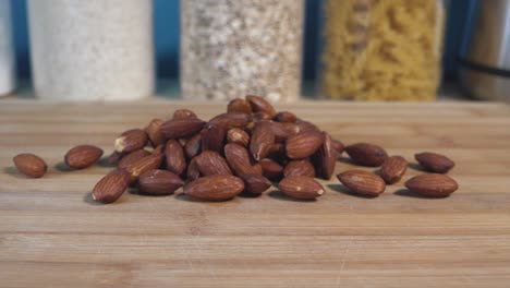 almendras en una tabla de cortar que se acercan para enfocarse