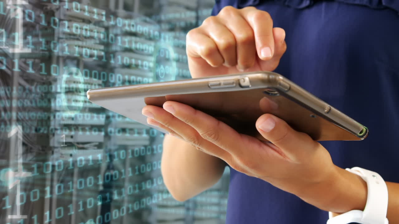 mujer usando tableta digital contra códigos binarios