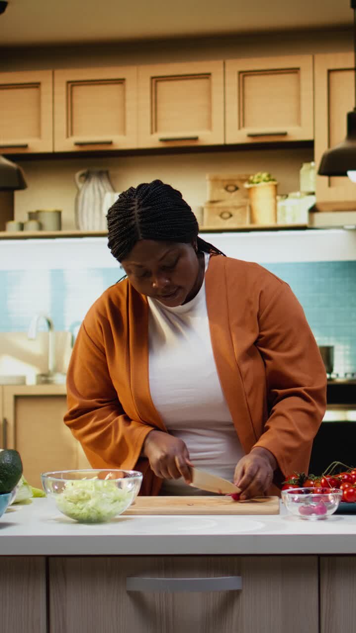 Video verticale: Influencer chef donna che taglia ingredienti freschi per una ciotola d'insalata