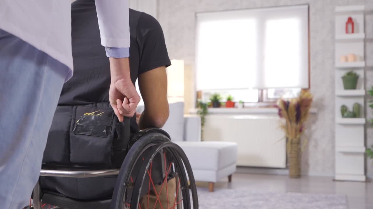 hombre discapacitado en silla de ruedas en cámara lenta.