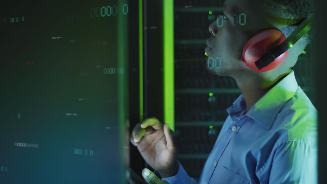 animación de codificación binaria sobre ingeniero afroamericano masculino usando tableta digital en la sala del servidor.