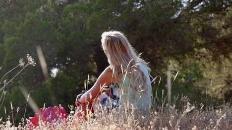 Woman-sitting-in-a-field