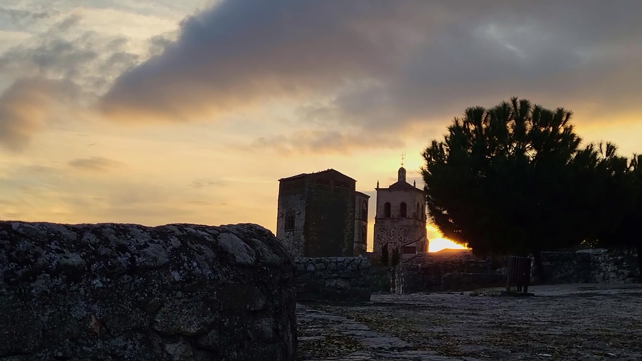 Trujillo, Spagna. Vista panoramica della città al crepuscolo, con torri di chiese e campanili contro un bellissimo tramonto