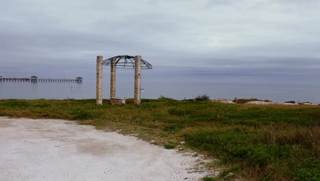 un recordatorio de la destrucción del huracán harveys en una hermosa ciudad junto a la bahía de rockport, texas
