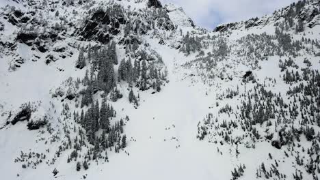 Toma-De-Establecimiento-Lento-De-Esquiadores-De-Travesía-Subiendo-El-Paso-De-Snoqualmie