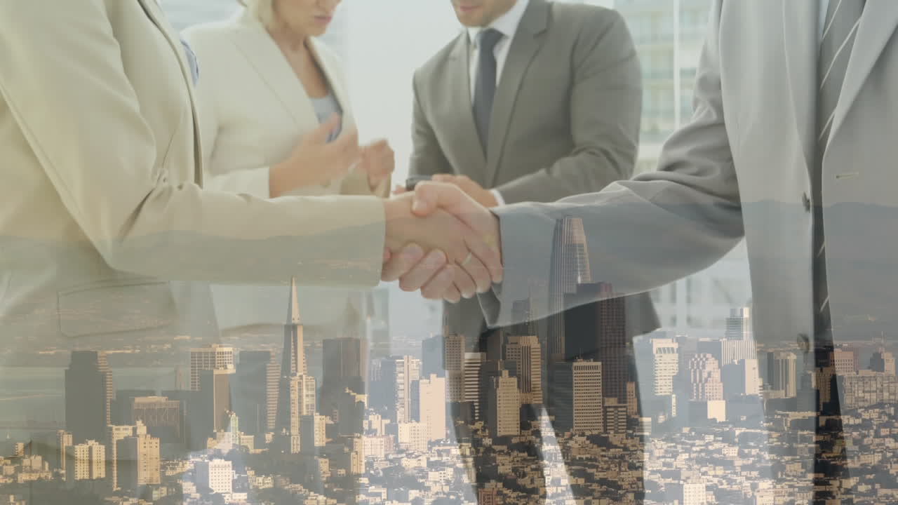 apretón de manos con la ciudad en el fondo