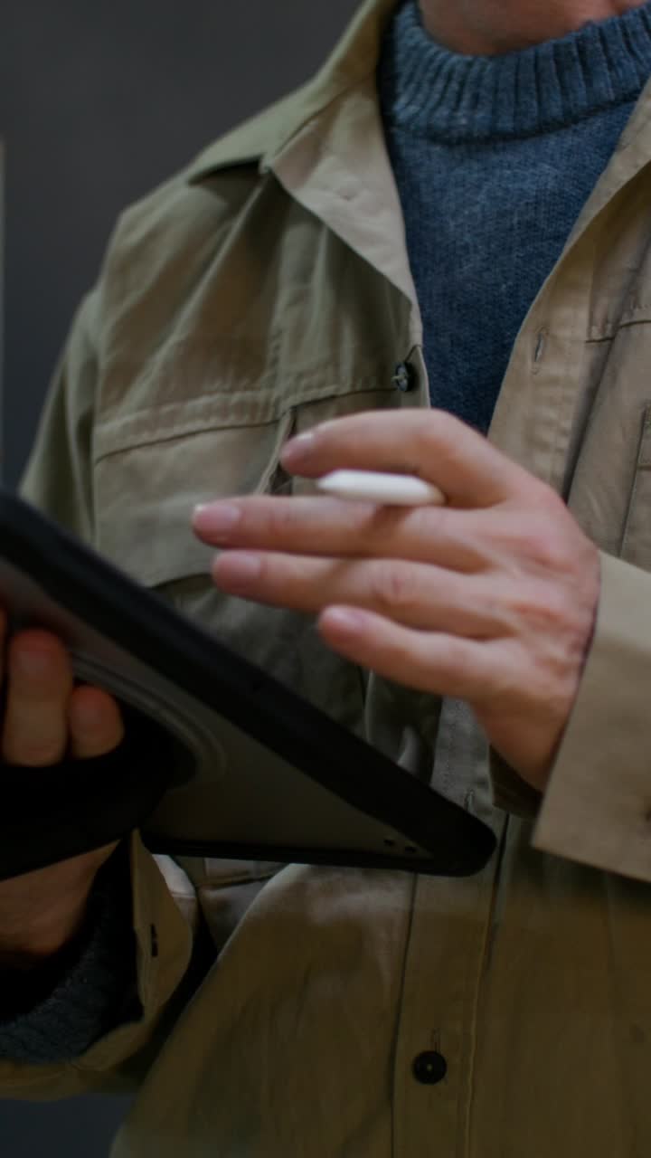 persona que utiliza una tableta