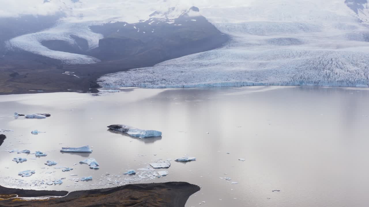 빙하 석호가 있는 vatnajökull 국립 공원에서 멀어지는 산악 빙하