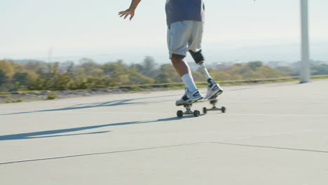 hombre enérgico de mediana edad con prótesis de pierna patinando