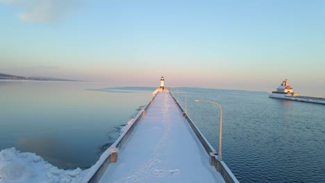 dos faros en el lago superior, invierno