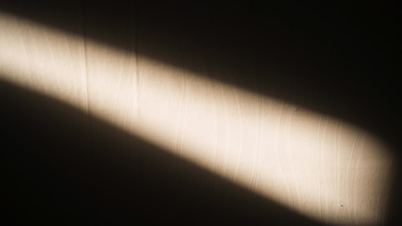 벽에 변하는 광선으로 창문 빛을 입력