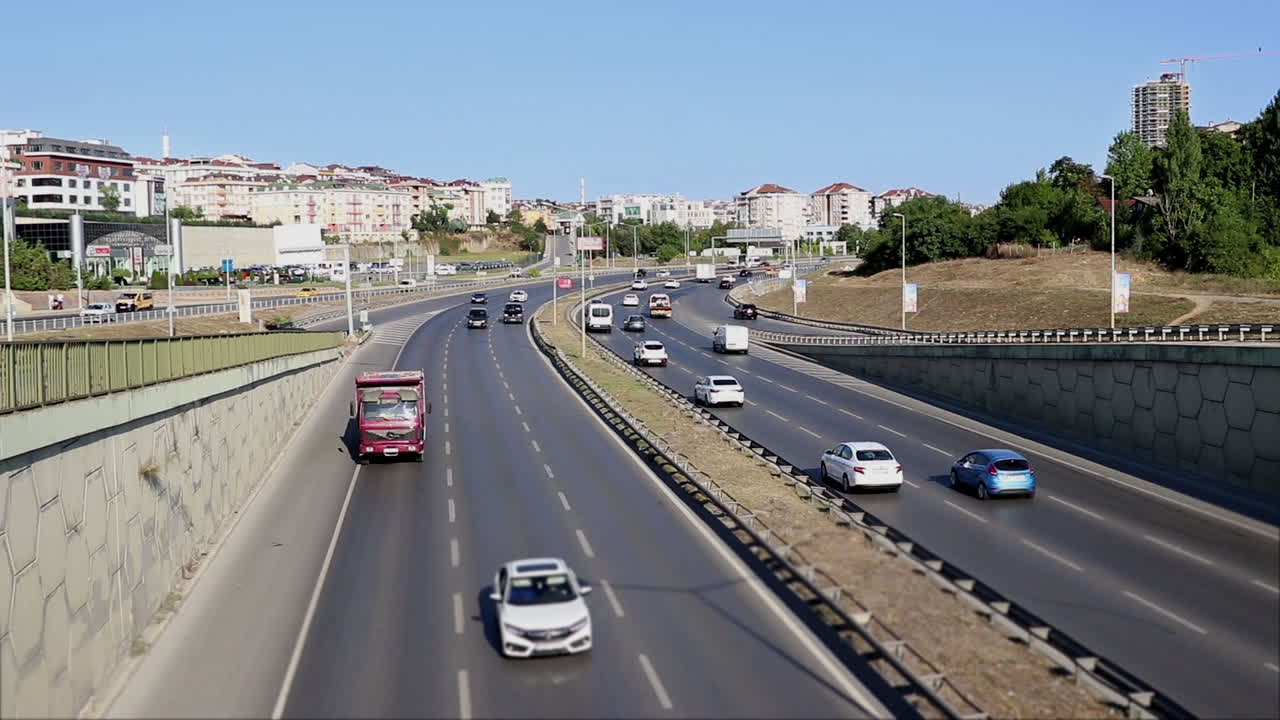 거리에 있는 도시 자동차 교통