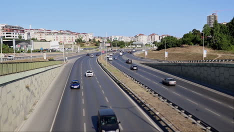 Tráfico-De-Coches-De-La-Ciudad-En-La-Calle