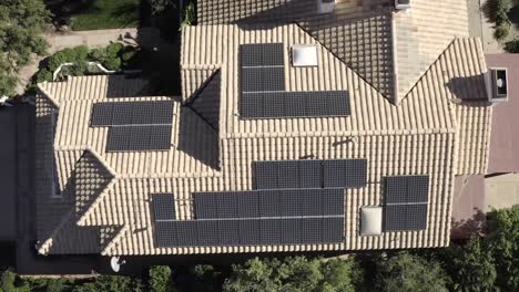 Antena-Ascendente-De-Ojo-De-Pájaro,-De-Casa-Con-Una-Matriz-De-Paneles-Solares,-Energía-Alternativa