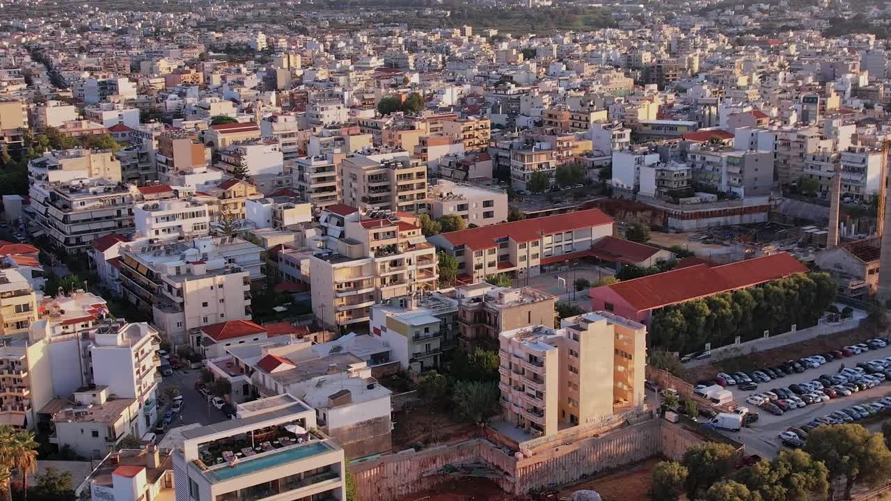 Vista aerea di una città densamente popolata durante l'ora d'oro