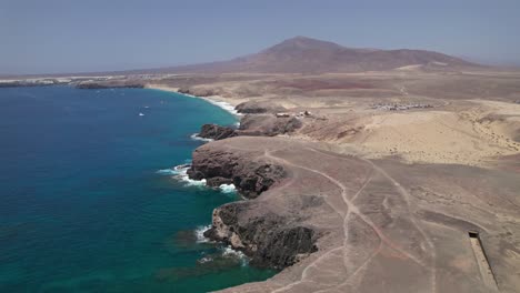 panorama aéreo de la playa de papagayo (playa del papagayo), lanzarote, islas canarias, españa. 2x acelerado desde 30 fps.