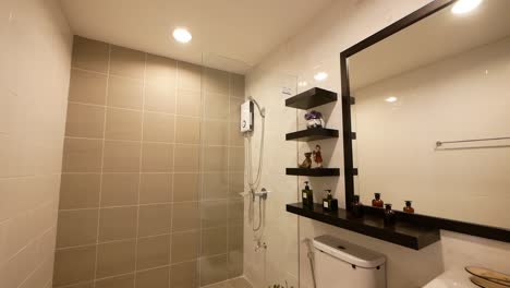 idea de decoración de baño moderna y elegante con un gran espejo y azulejos beige