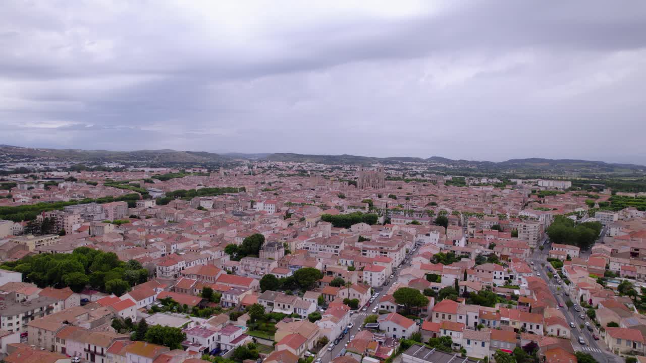 vista de la ciudad de narbonne, que muestra la catedral y sus alrededores