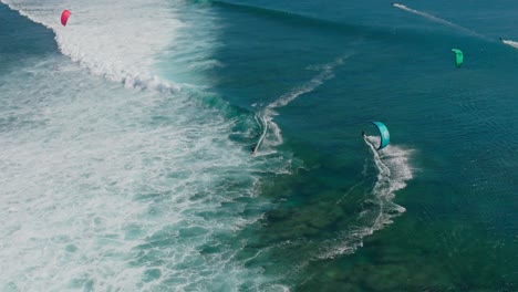 Zeitlupen-Drohnenaufnahme-Von-Kitesurfern-Beim-Wellenreiten-Am-Berühmten-Spot-One-Eye