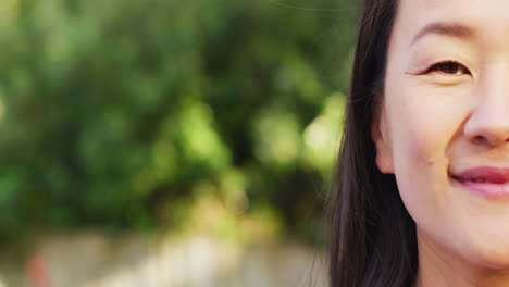 Vídeo-De-Retrato-De-Mujer-Asiática-Feliz-Posando-En-El-Jardín