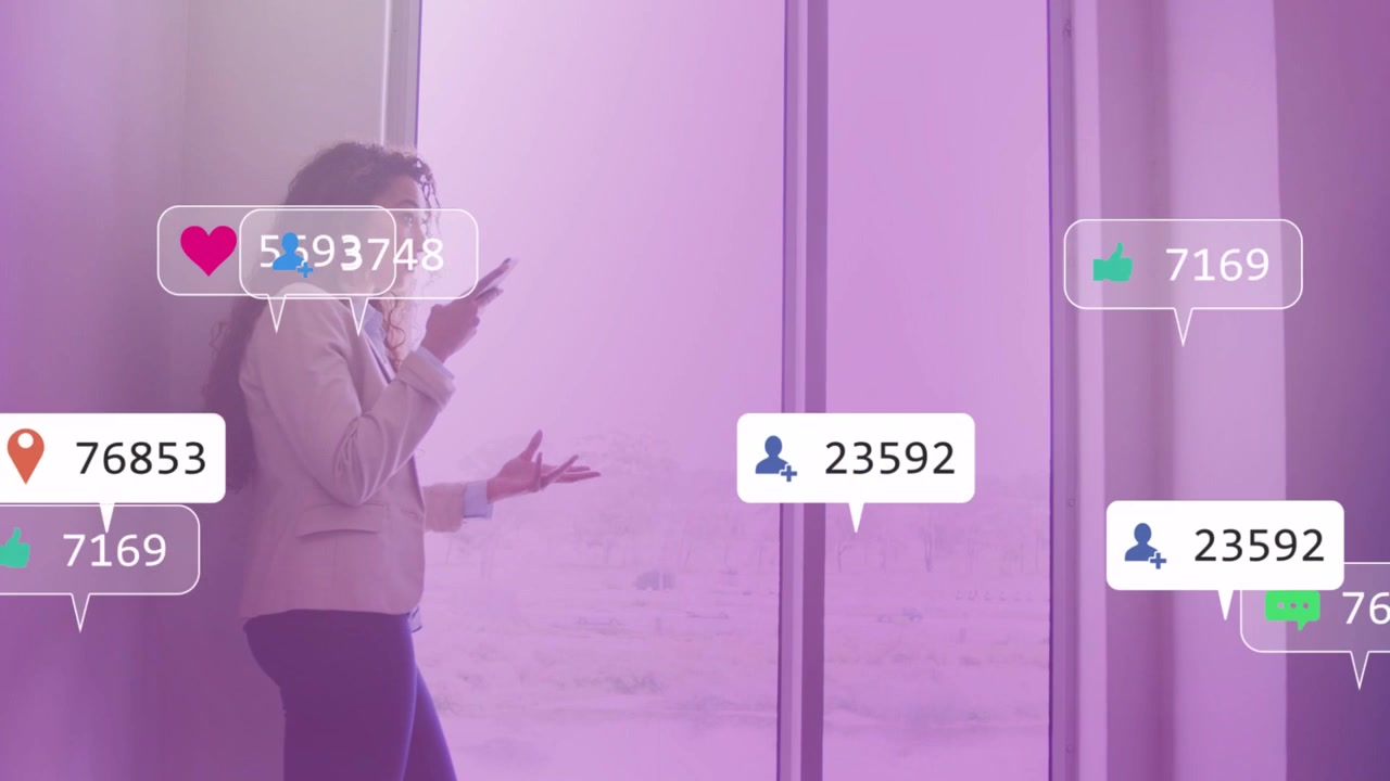 Kvinde løfter telefon, tapper og tjekker, starter sociale notifikationer, der vokser og derefter sætter sig på skærmen.