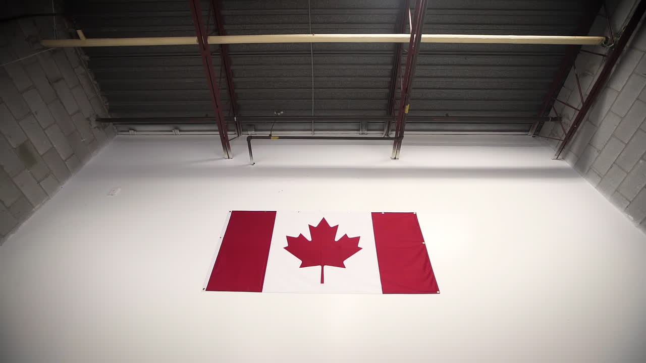 Bandiera canadese su una parete in una fabbrica