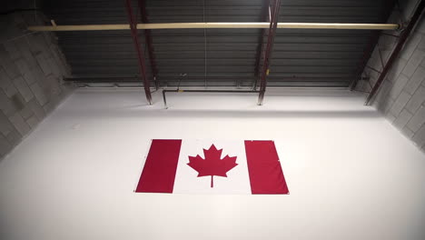 Kanadische-Flagge-An-Der-Wand-In-Einer-Fabrik