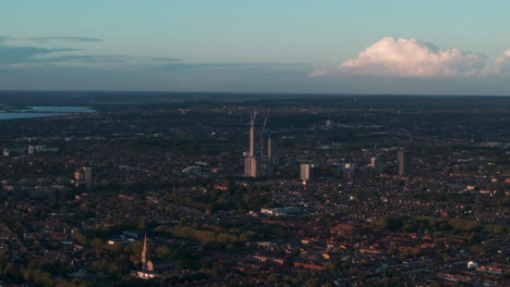 Luftaufnahme-Eines-Einzigartigen-Hohen-Gebäudes,-Das-In-Einem-Vorort-Von-Walhamstow-In-London-Gebaut-Wird