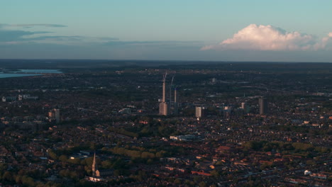 tomada aérea de un edificio alto singular que se está construyendo en los suburbios de walthamstow, londres.