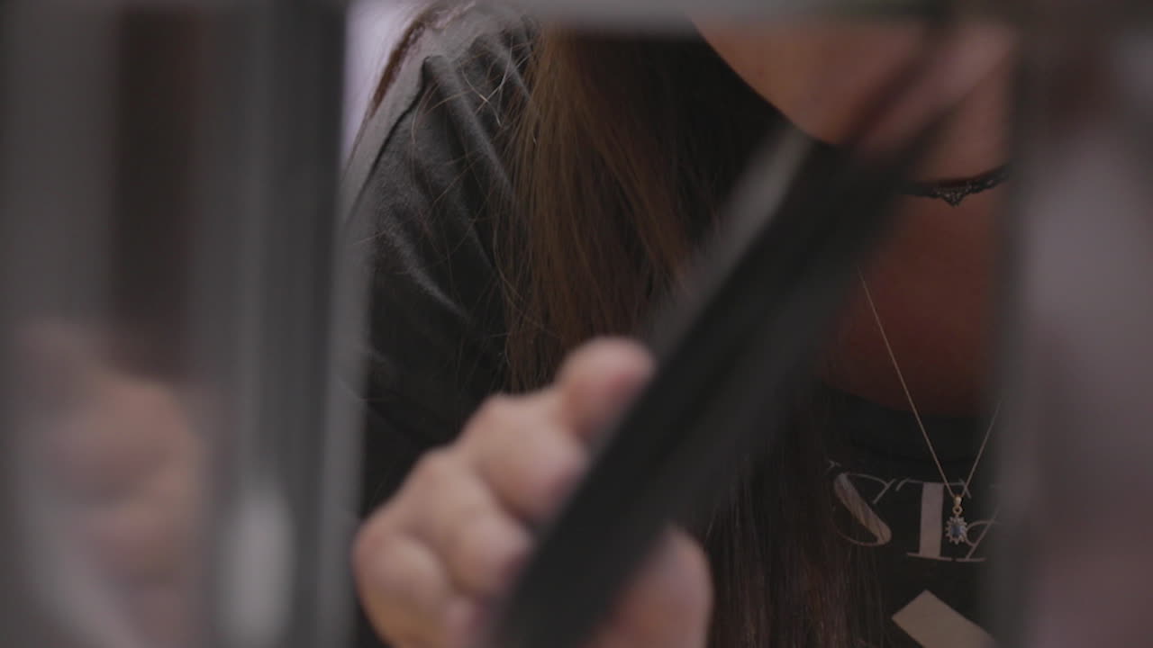 소녀는 문을 열고 우편물에 손을 뻗은 다음 닫습니다.