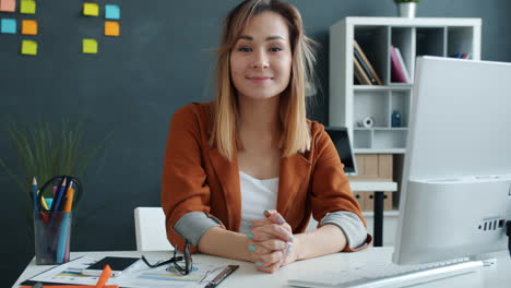 mujer trabajando en un escritorio de oficina moderno
