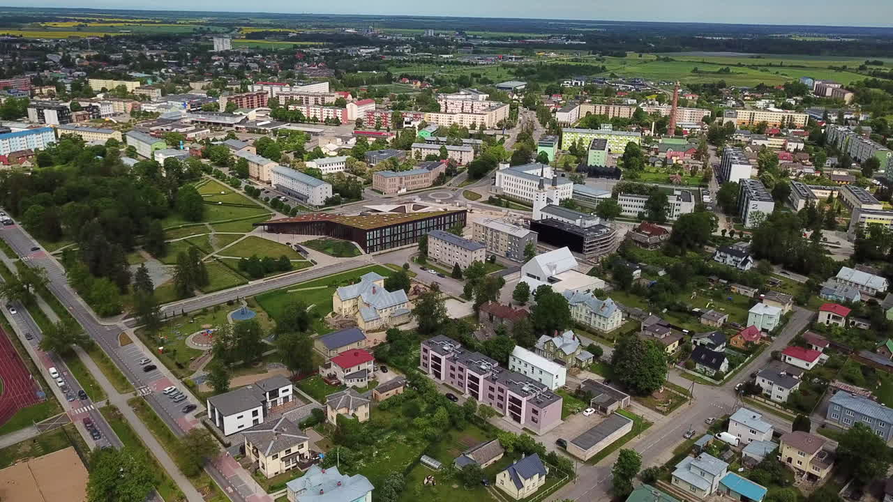 Panorama cinematografico 4K di 40 secondi: Sorvolo e ripresa a 360 gradi del distretto urbano di Rakvere, 2025.