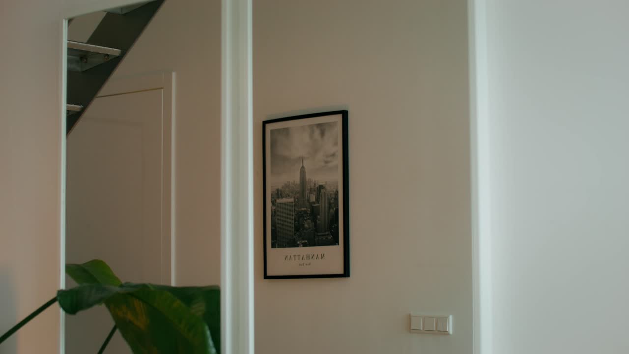 hombre caminando en un pasillo, reflejado en un espejo