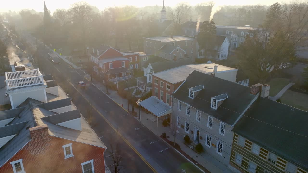 Rue principale dans une petite ville historique