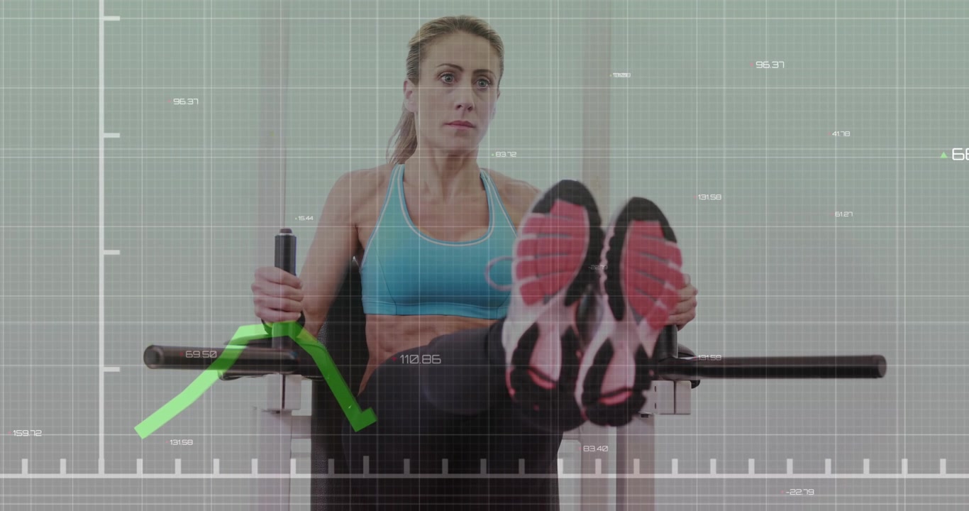Animación de procesamiento de datos estadísticos sobre una mujer caucásica en forma realizando ejercicios de abdominales en el gimnasio.