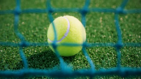 Nahaufnahme-Eines-Tennisballs-In-Der-Nähe-Des-Netzes-4K