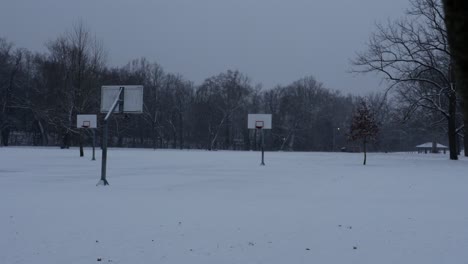 Cancha-De-Baloncesto-Cubierta-De-Nieve-Al-Atardecer